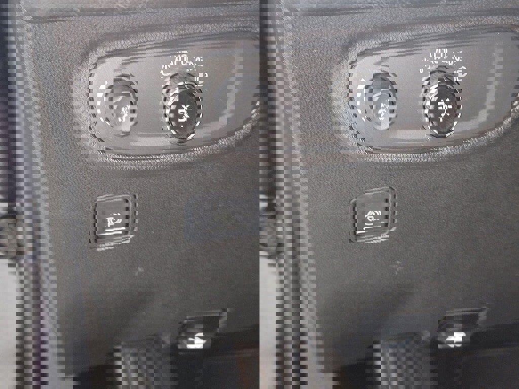 Used 2022 GMC Terrain SLE image 18