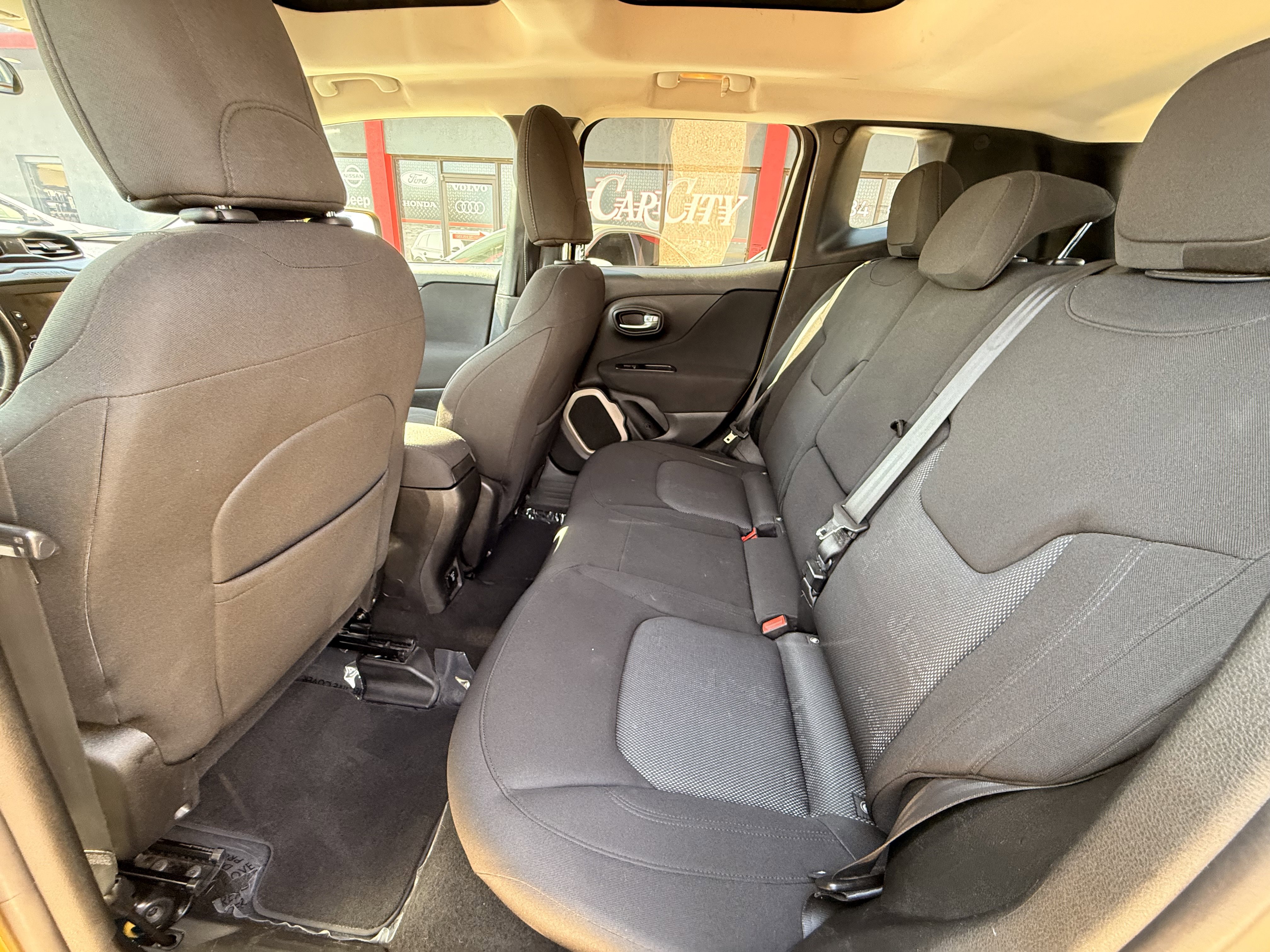 Used 2015 Jeep Renegade Latitude w/ Popular Equipment Group image 10