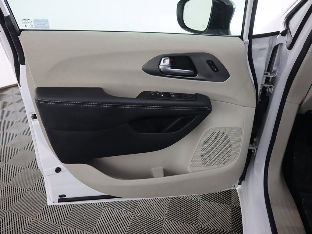 Used 2024 Chrysler Pacifica Touring-L image 22