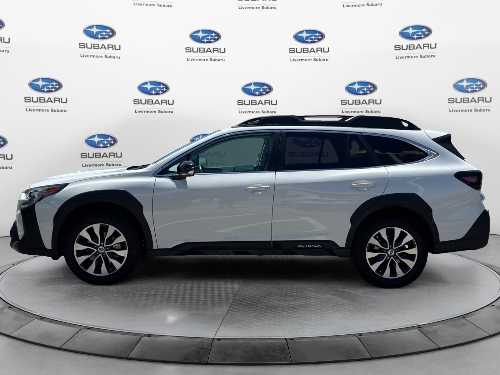 Used 2023 Subaru Outback Limited AWD/4WD image 2