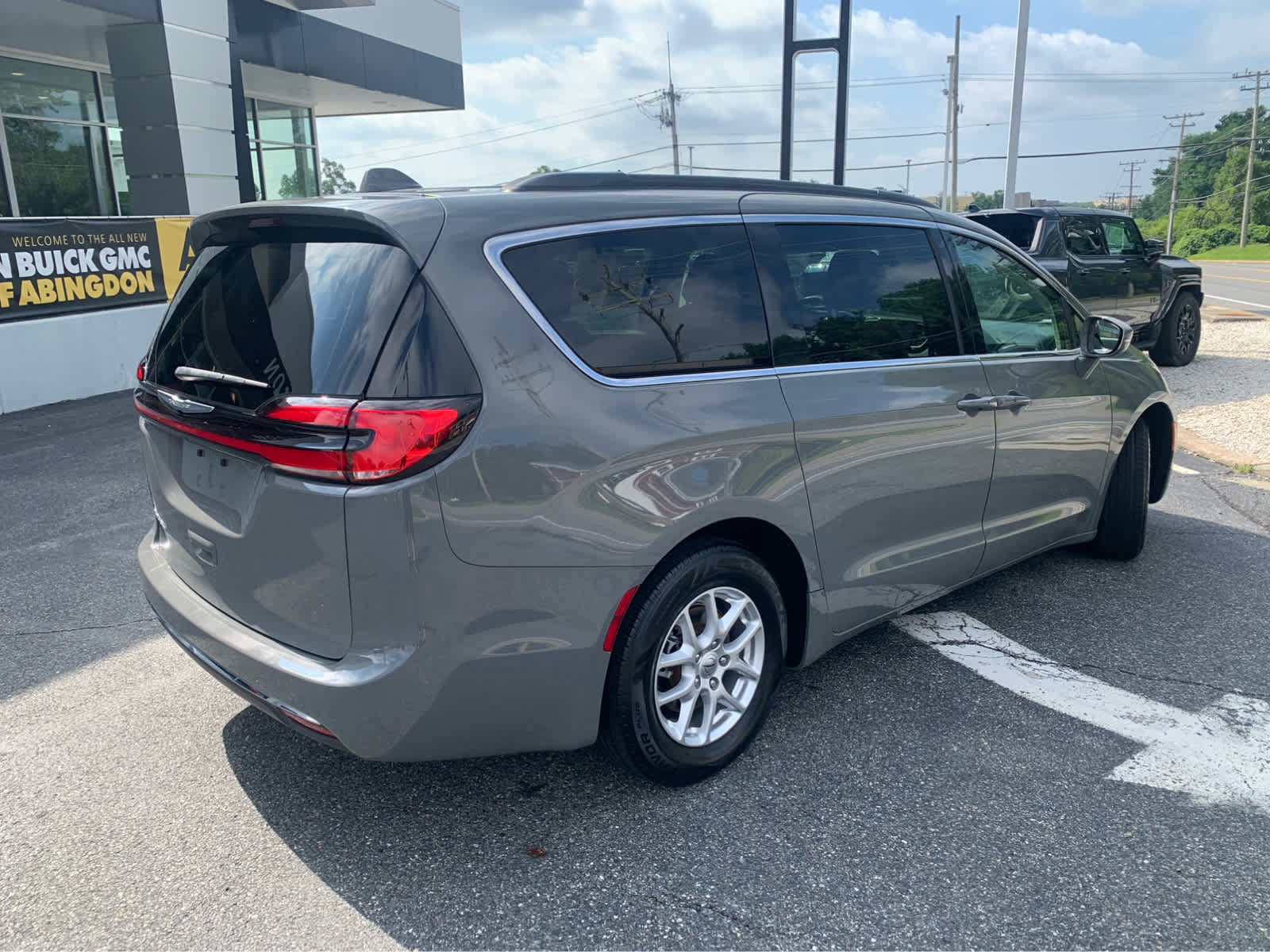 Used 2022 Chrysler Pacifica Touring-L FWD image 7