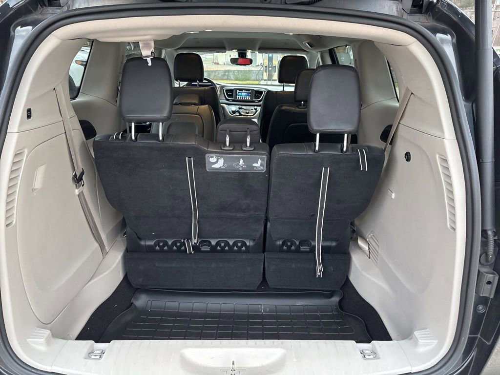 Used 2018 Chrysler Pacifica Touring-L image 19