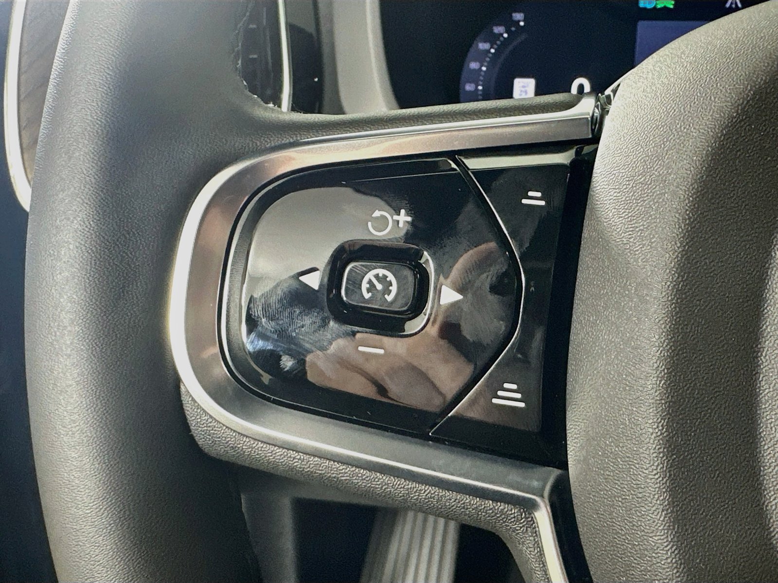 New 2027 Volvo XC60 B5 Plus AWD/4WD image 18