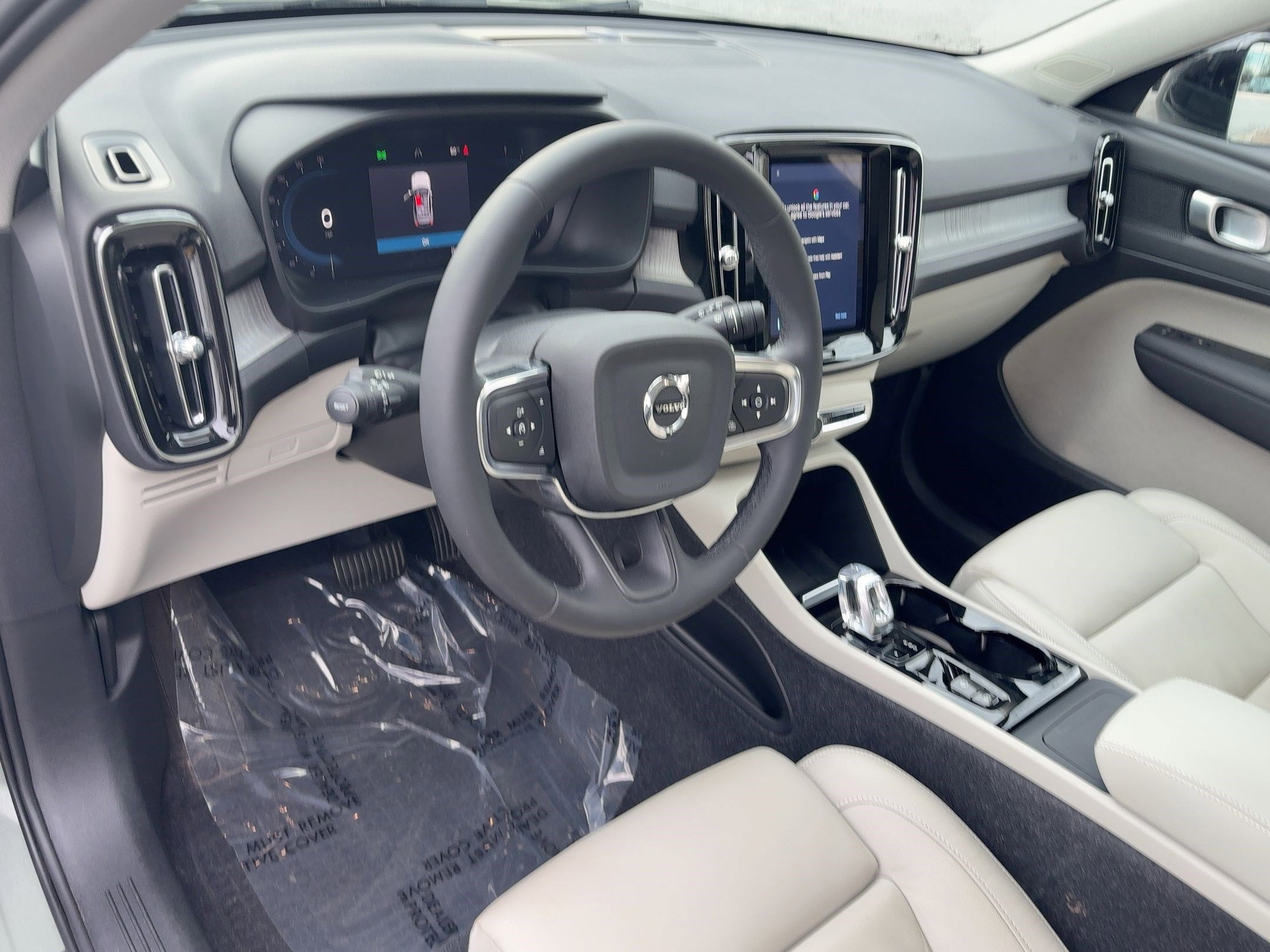 Used 2024 Volvo XC40 B5 Plus w/ Climate Package image 4