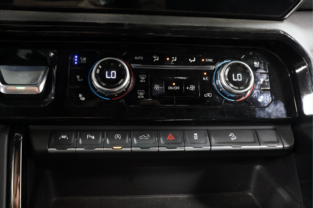Used 2025 GMC Sierra 1500 AT4 w/ Technology Package AWD/4WD image 11