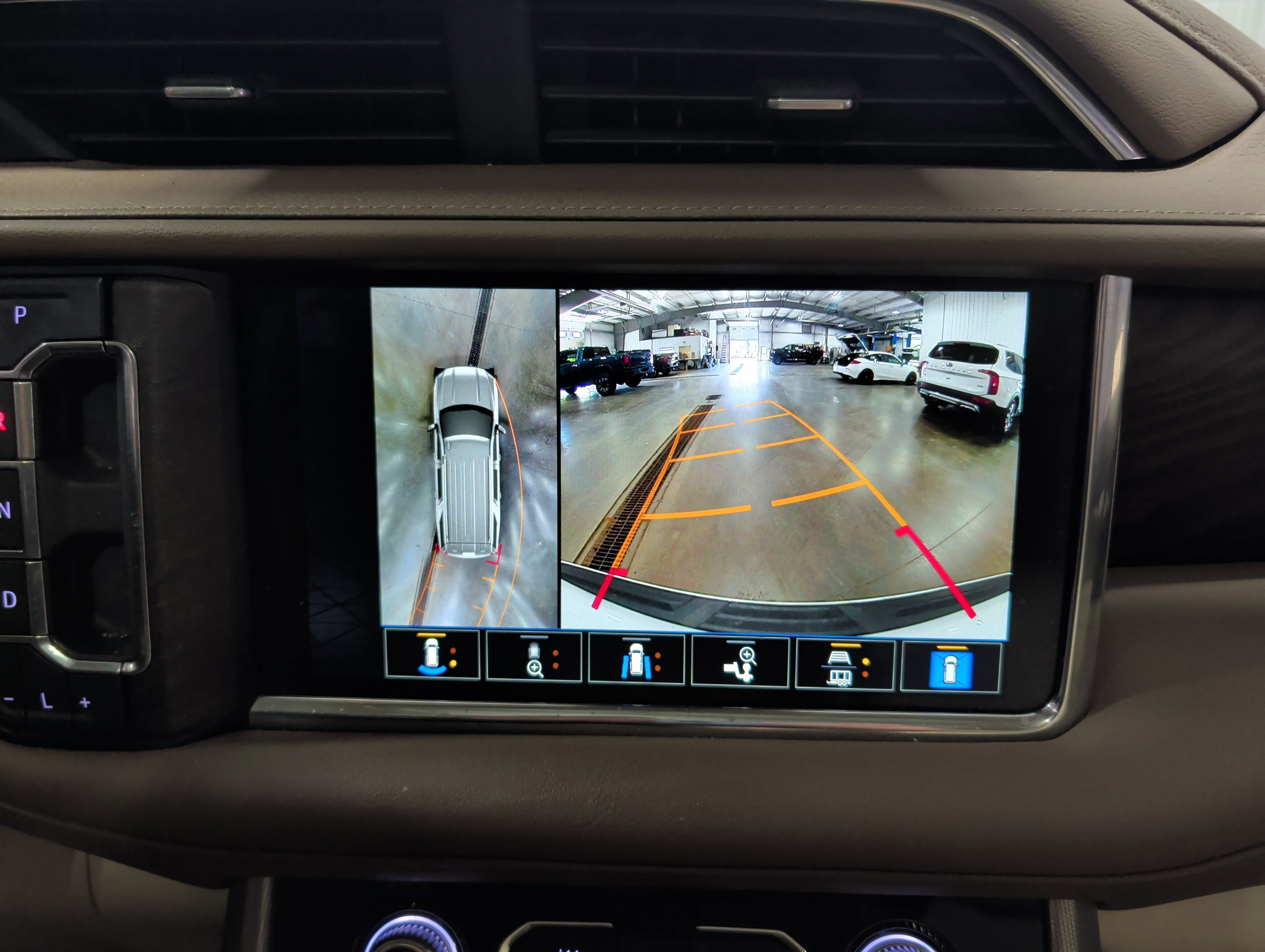 Used 2023 GMC Yukon XL Denali AWD/4WD image 15