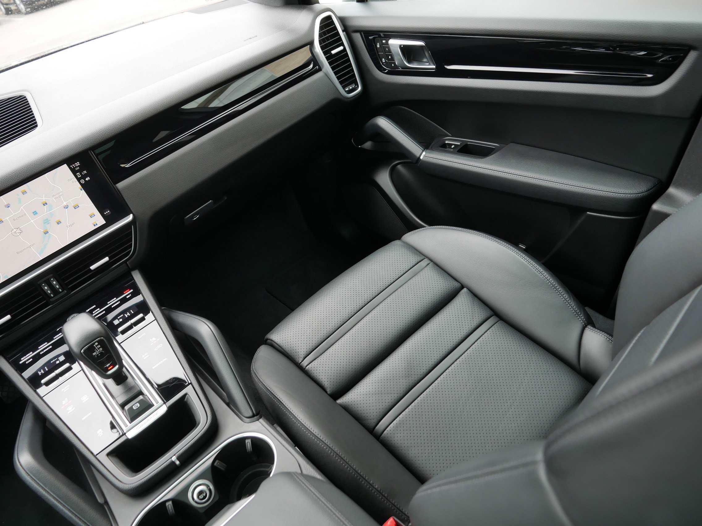 Used 2023 Porsche Cayenne image 11