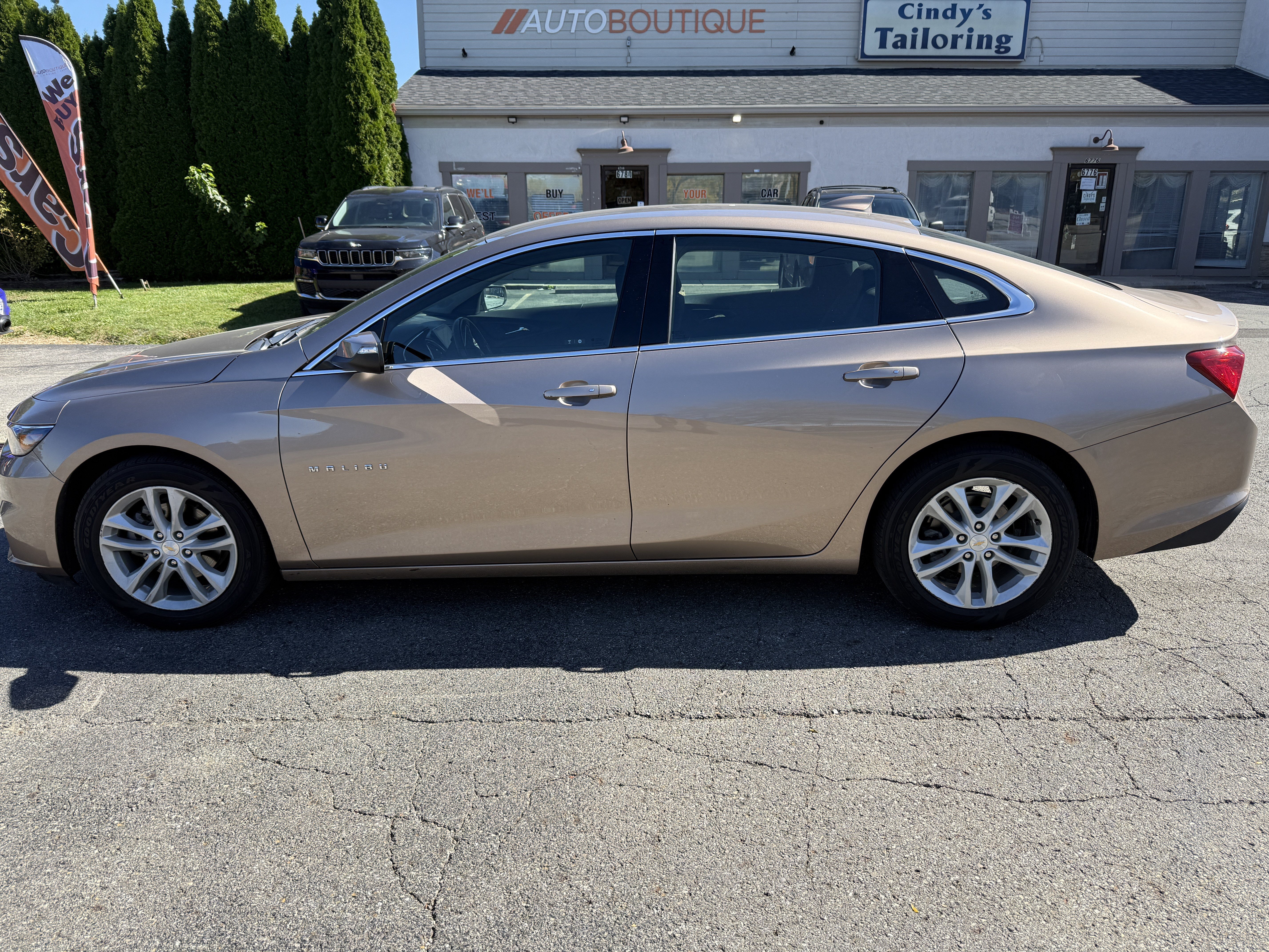 Used 2018 Chevrolet Malibu LT FWD image 2