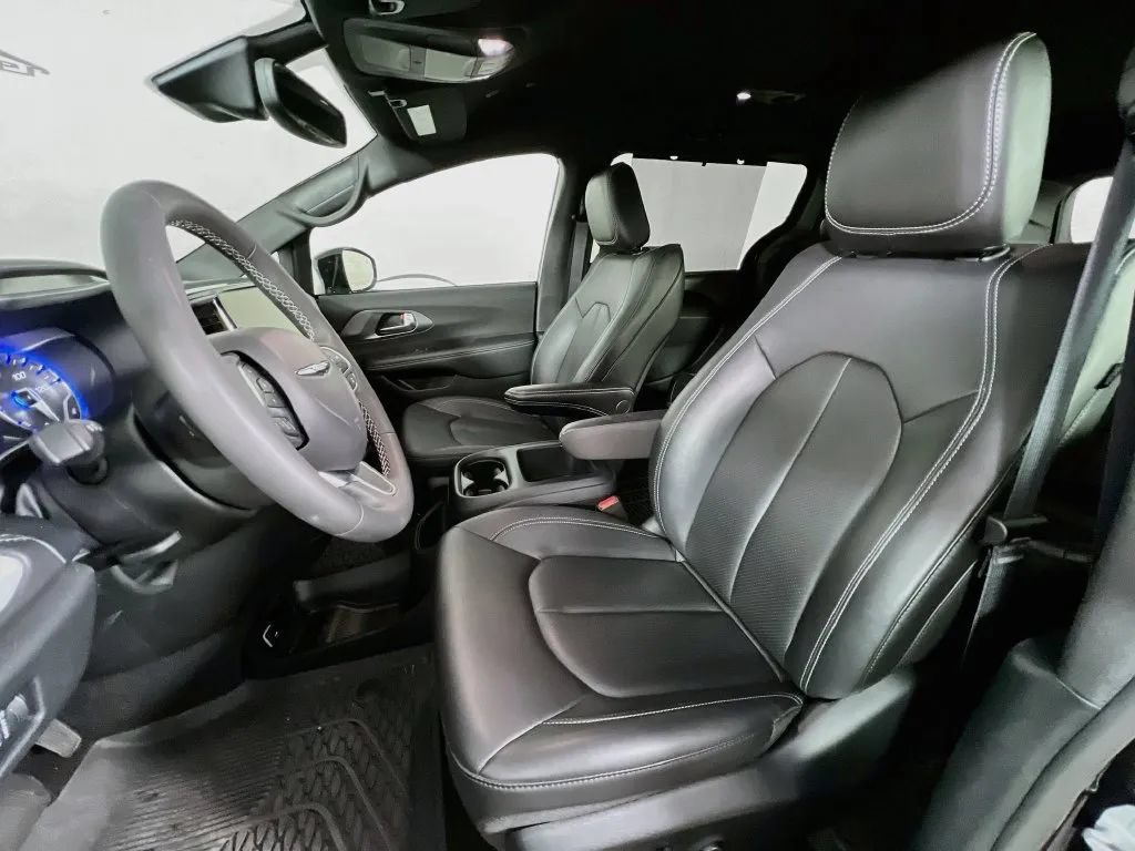 Used 2025 Chrysler Pacifica Select w/ Fav Edition Package FWD image 21