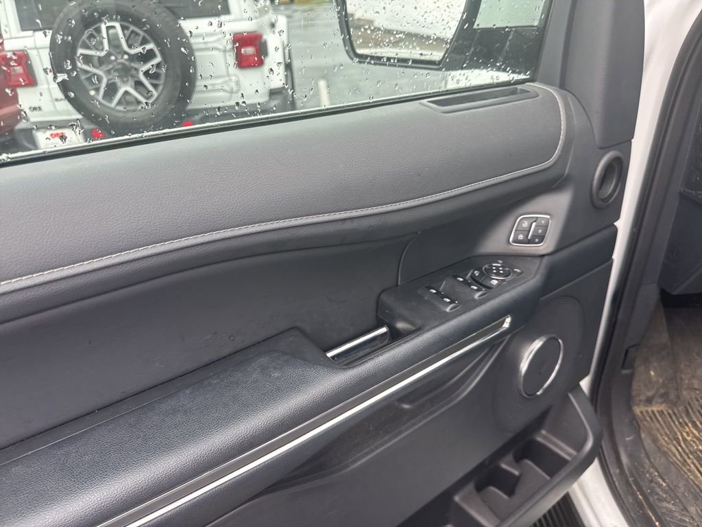 Used 2024 Ford Expedition XLT image 12