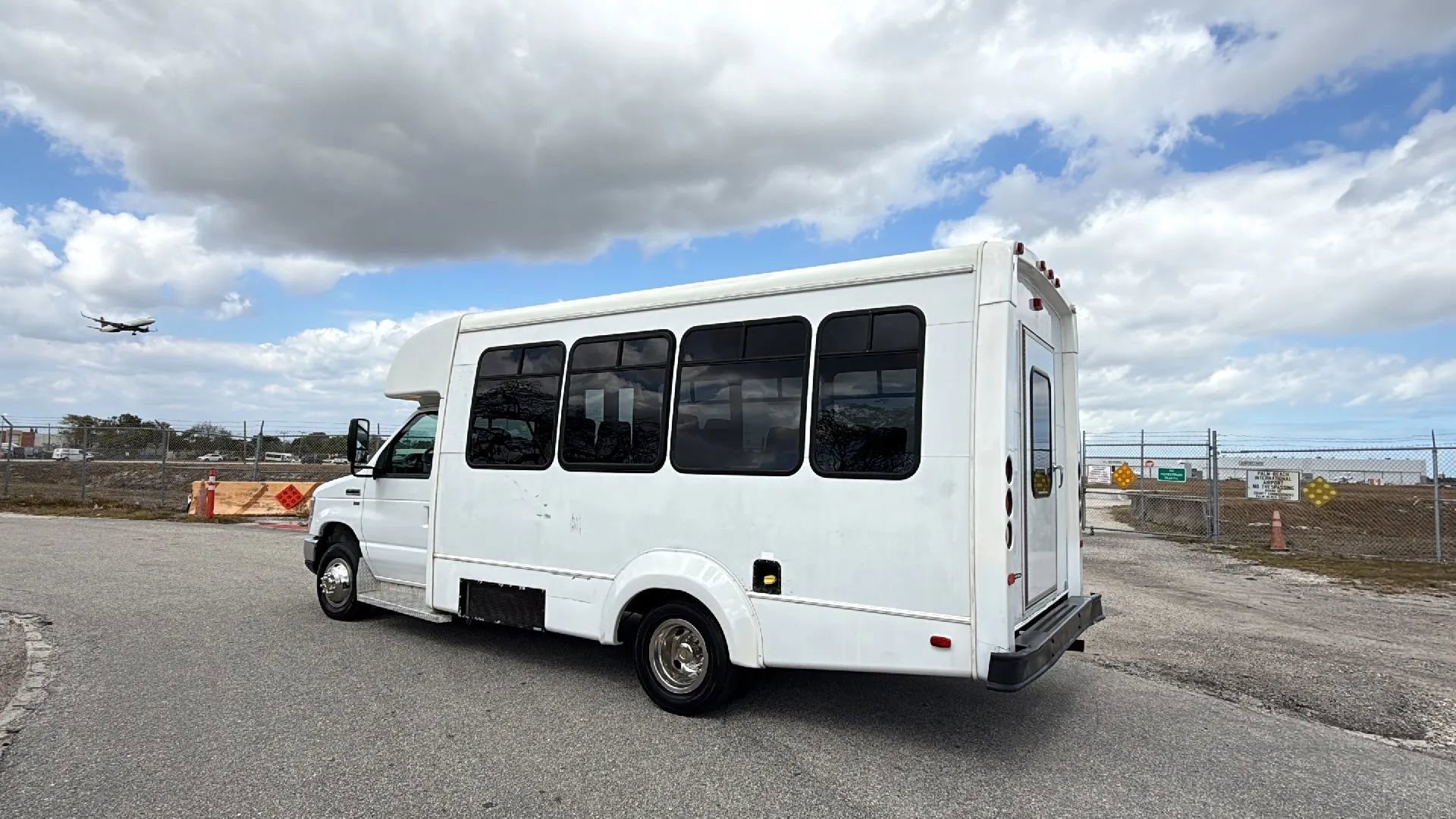 Used 2015 Ford E-350 and Econoline 350 Super Duty RWD image 3