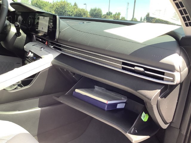 Used 2025 Hyundai Elantra Limited FWD image 40