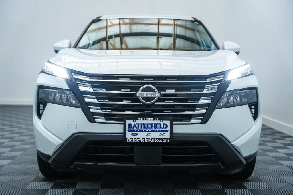 Used 2025 Nissan Rogue SV AWD/4WD image 2