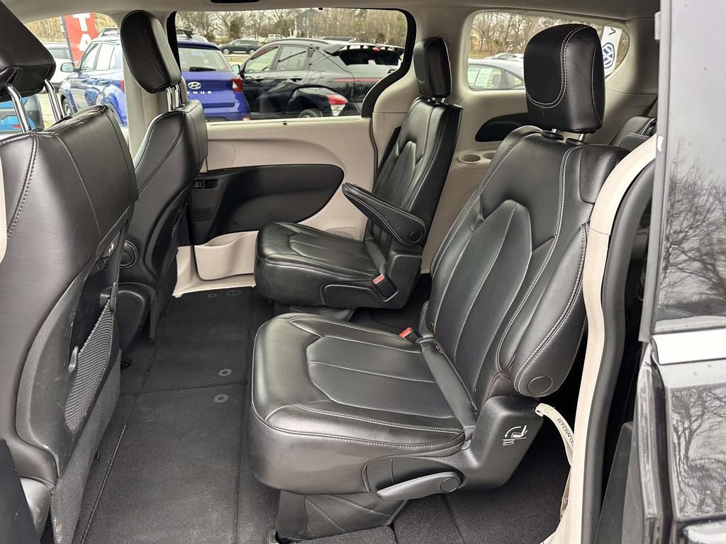 Used 2023 Chrysler Pacifica Touring-L FWD image 13