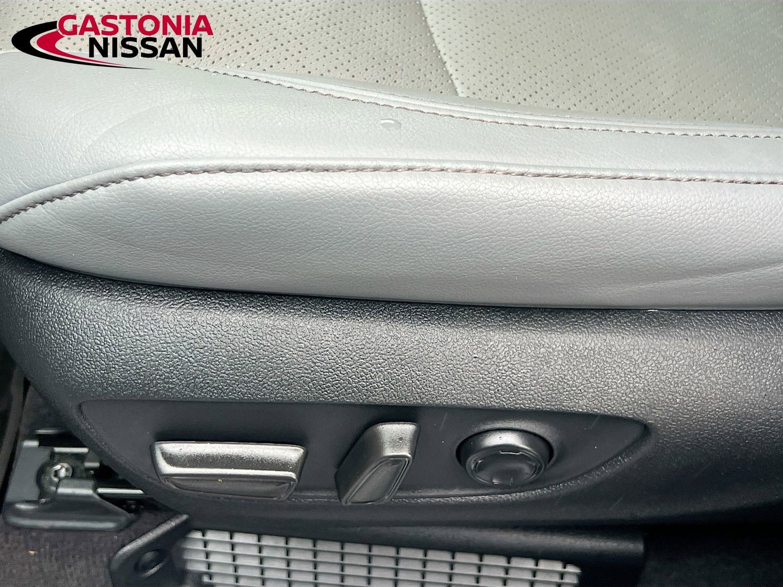 Used 2023 Toyota Sienna Limited image 26