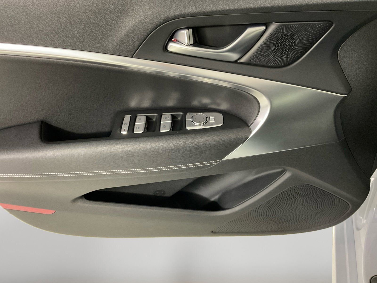 Used 2025 Genesis G70 2.5T image 12