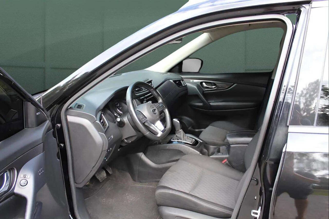 Used 2019 Nissan Rogue SV w/ Premium Package image 11