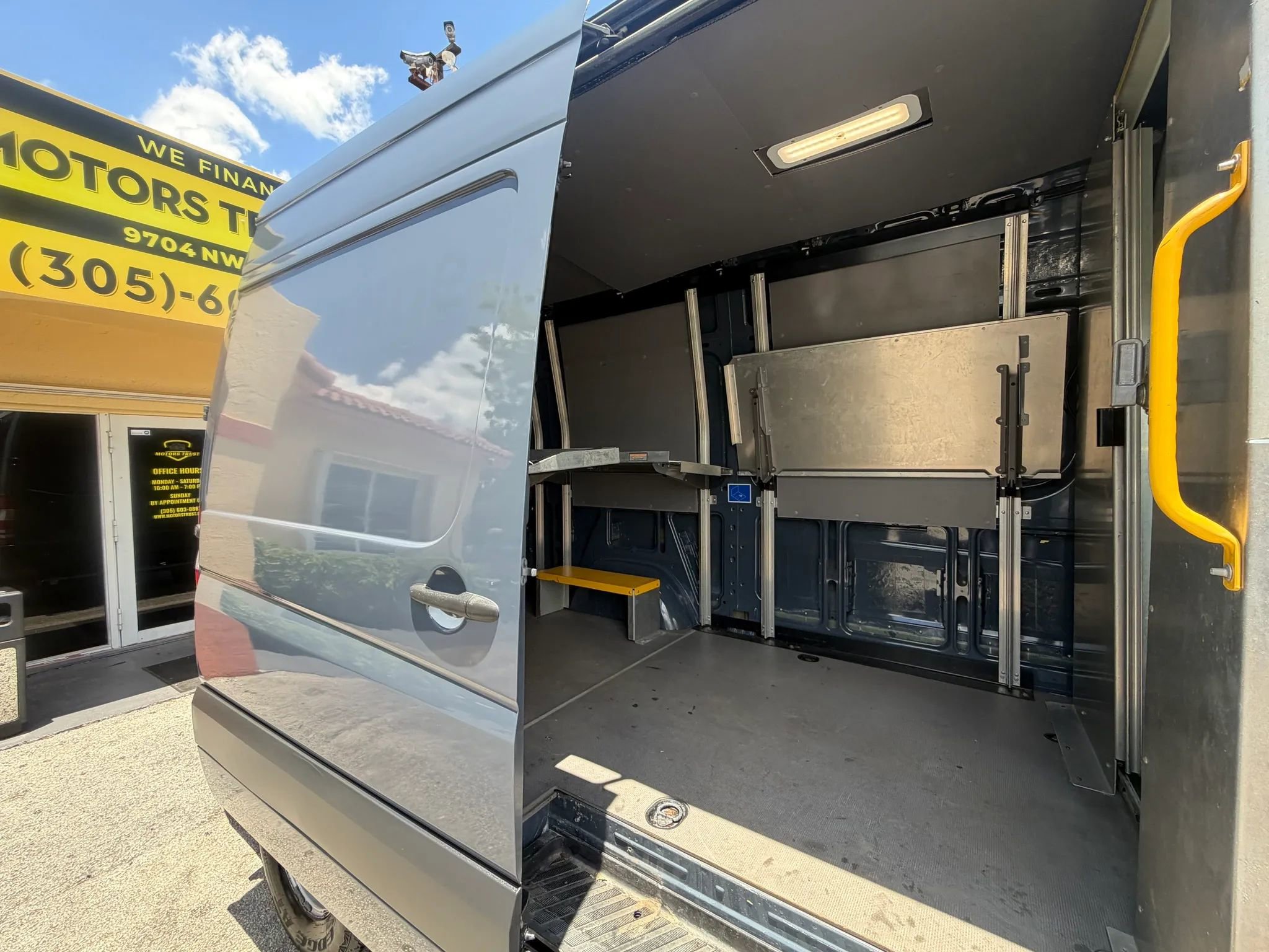 Used 2018 Mercedes-Benz Sprinter 2500 image 9