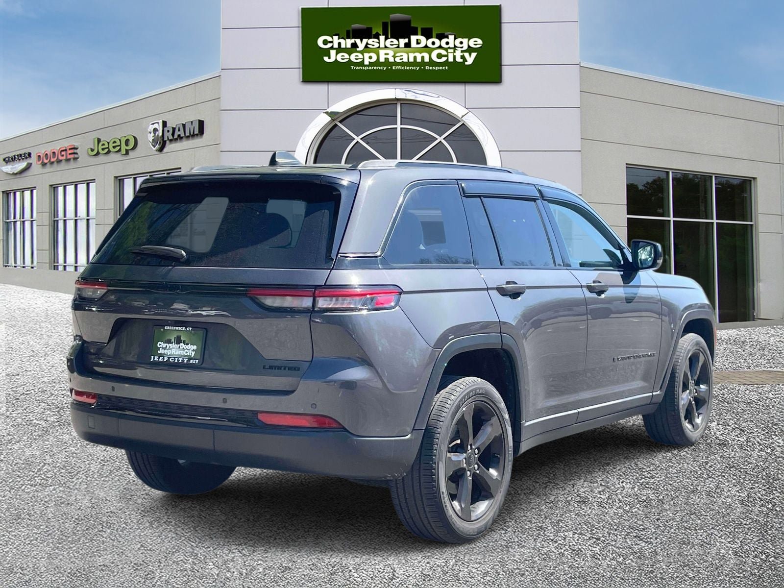Used 2023 Jeep Grand Cherokee Limited w/ Black Appearance Package AWD/4WD image 6