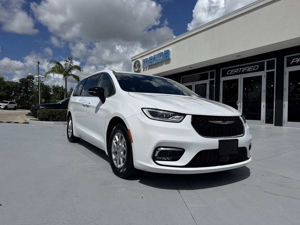 Used 2024 Chrysler Pacifica Touring-L FWD image 30