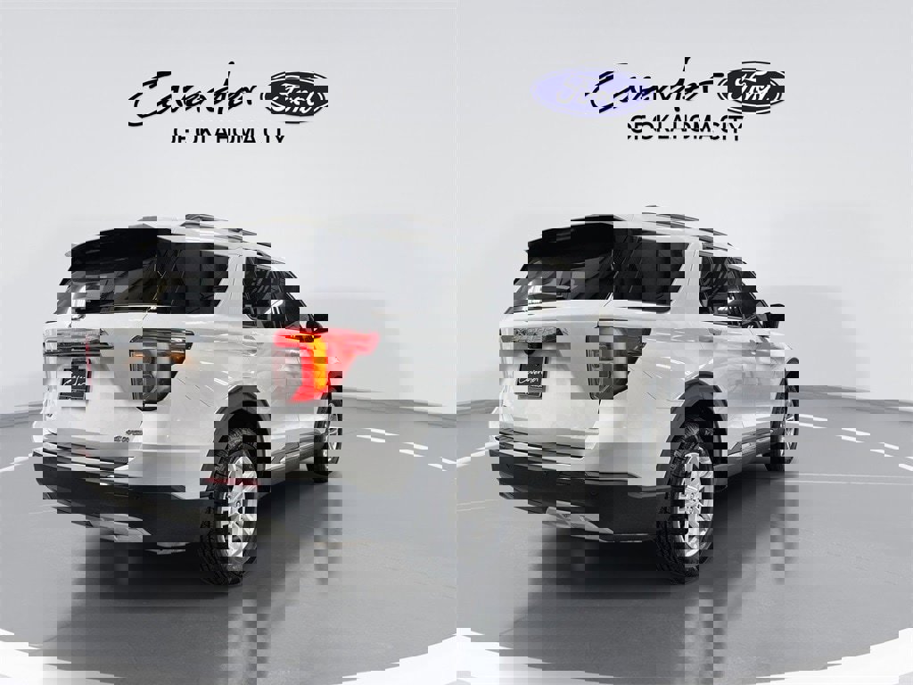 Used 2022 Ford Explorer XLT w/ Equipment Group 202A image 8