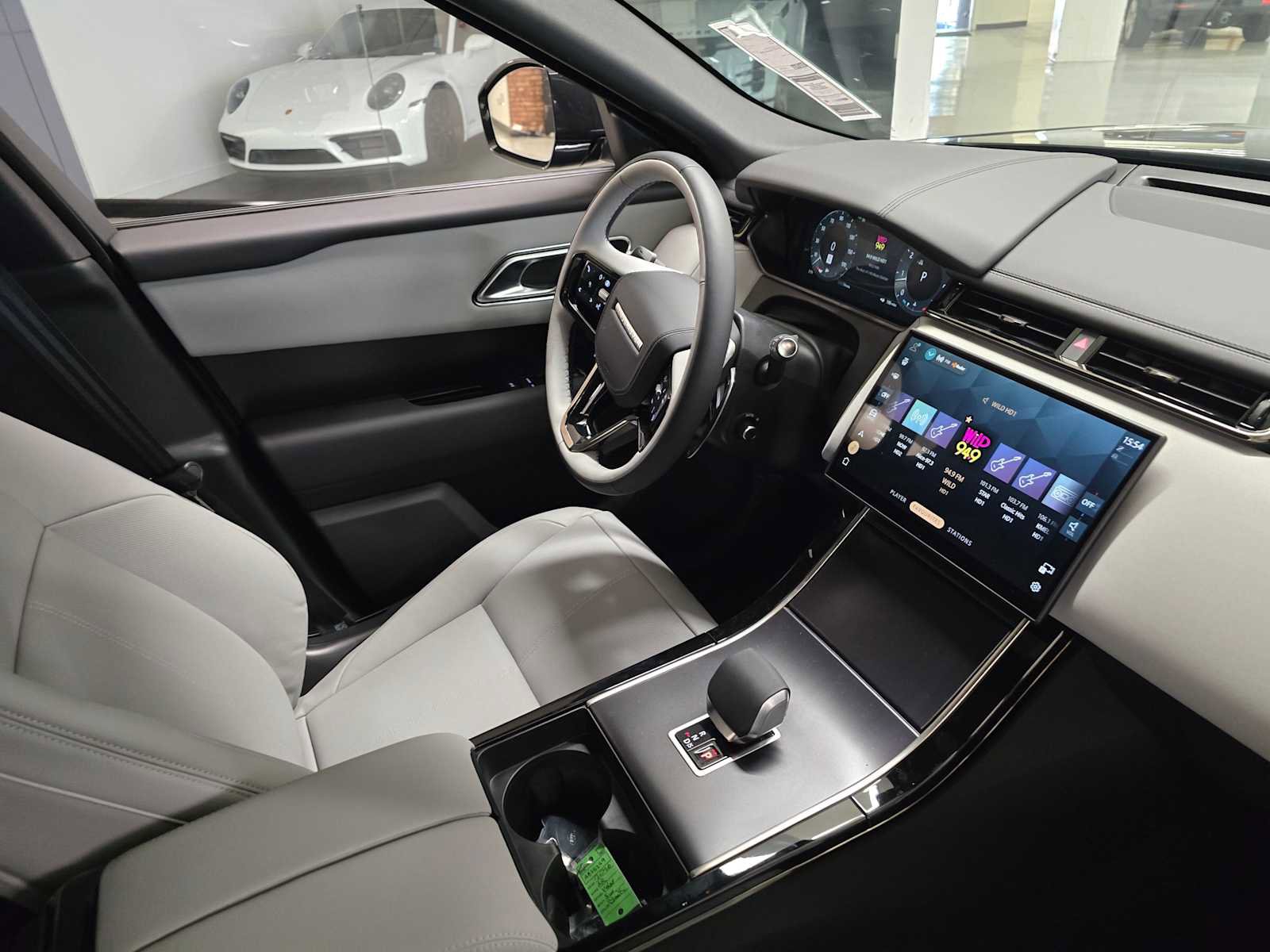 New 2026 Land Rover Range Rover Velar Dynamic SE image 4