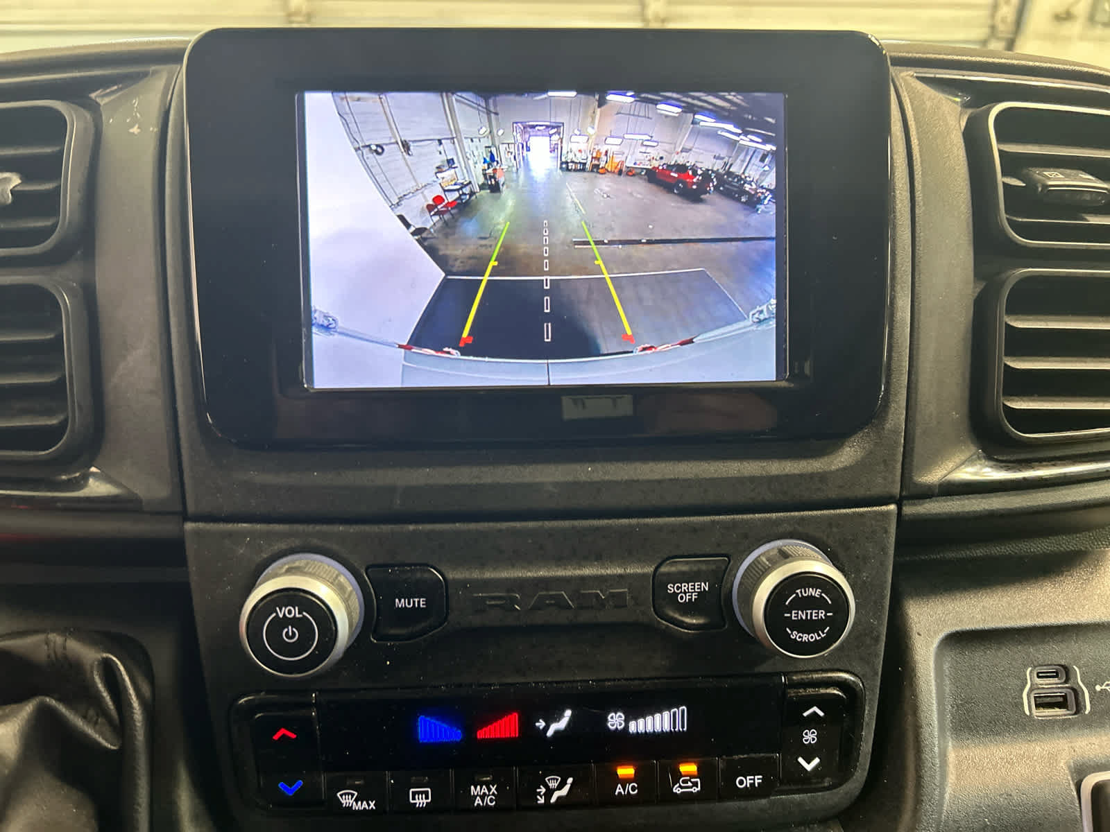 Used 2023 RAM ProMaster 2500 FWD image 6