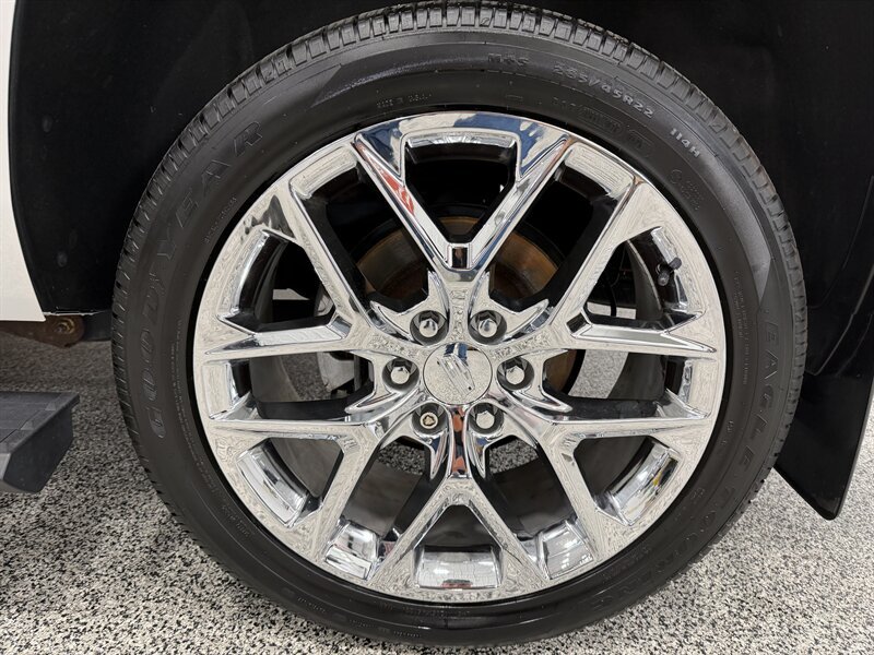 Used 2017 Cadillac Escalade Premium Luxury w/ LPO, Radiant Package AWD/4WD image 26