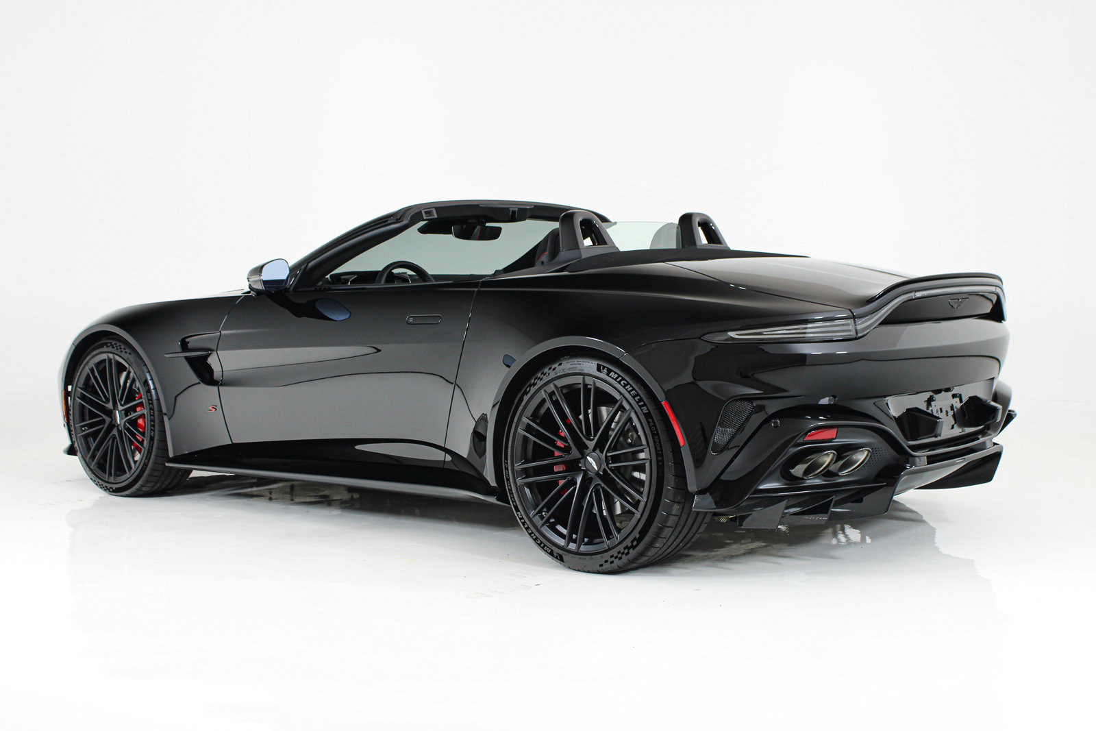Used 2026 Aston Martin V8 Vantage S RWD image 3