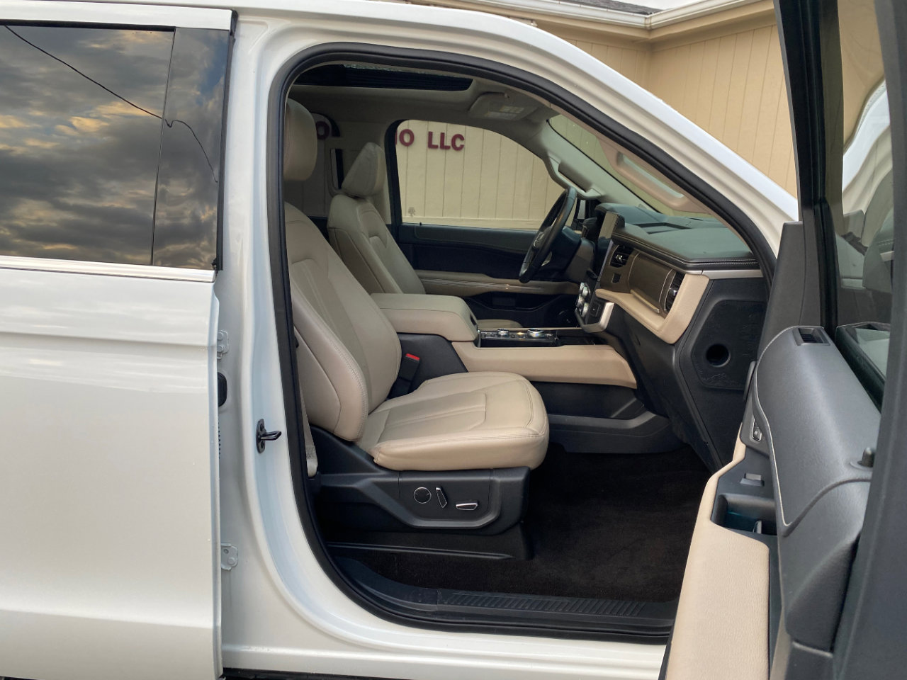 Used 2022 Ford Expedition Max Limited image 3