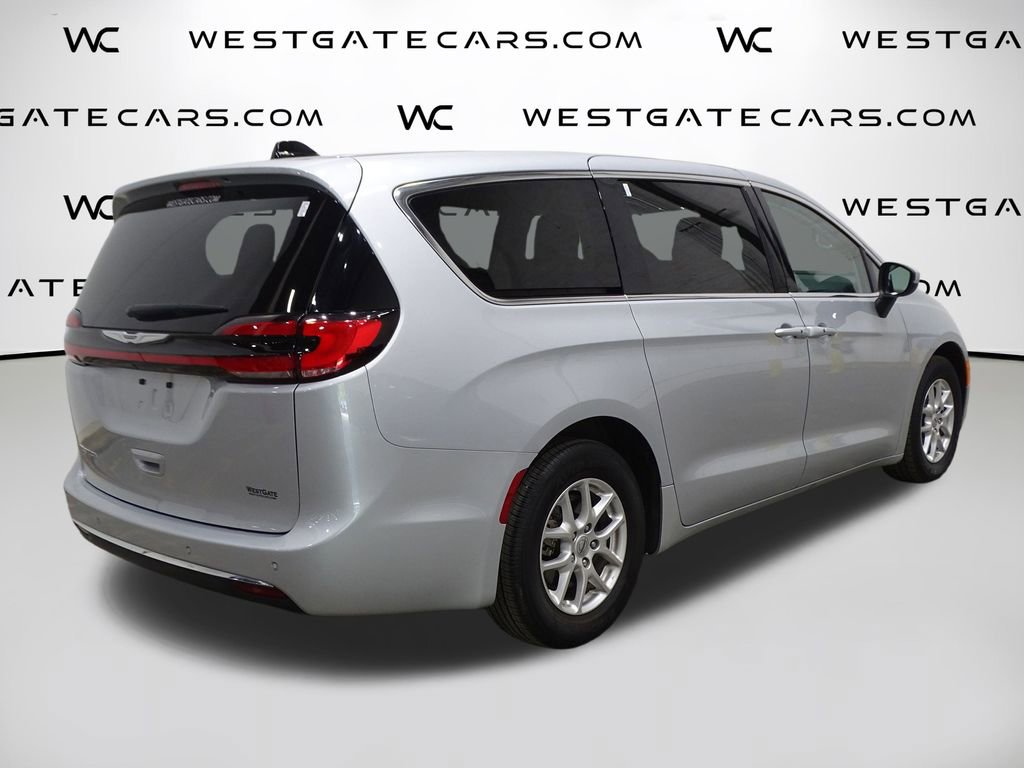 Used 2023 Chrysler Pacifica Touring-L image 43