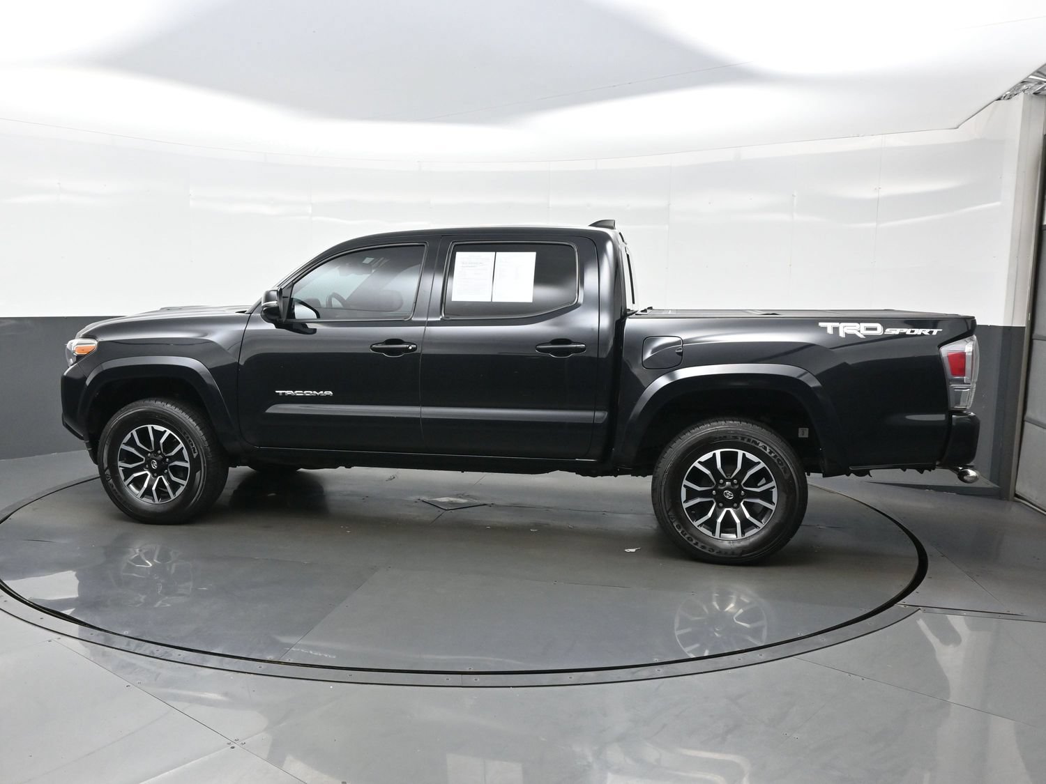 Used 2020 Toyota Tacoma TRD Sport RWD image 3