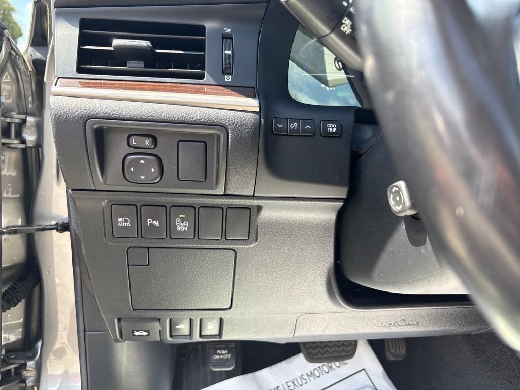 Used 2018 Lexus ES 300h w/ Luxury Package FWD image 13