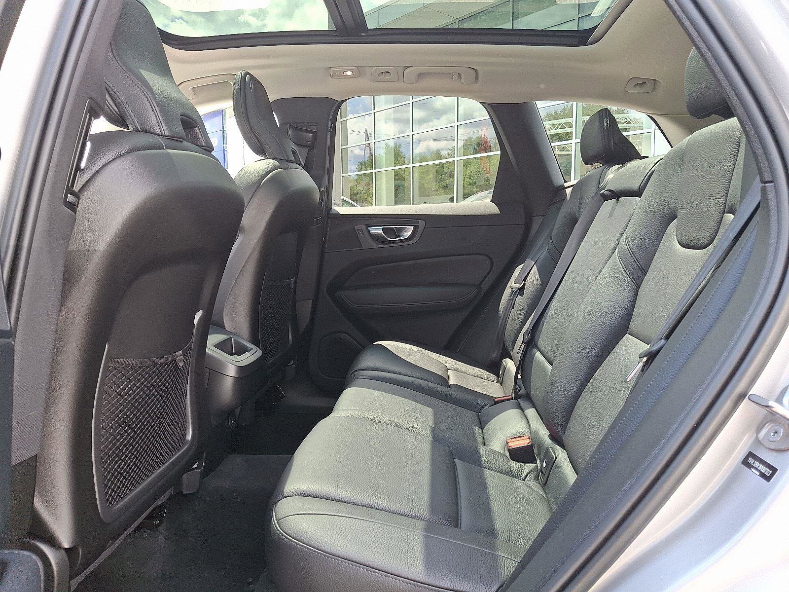 Certified 2022 Volvo XC60 B5 Momentum w/ Climate Package image 10