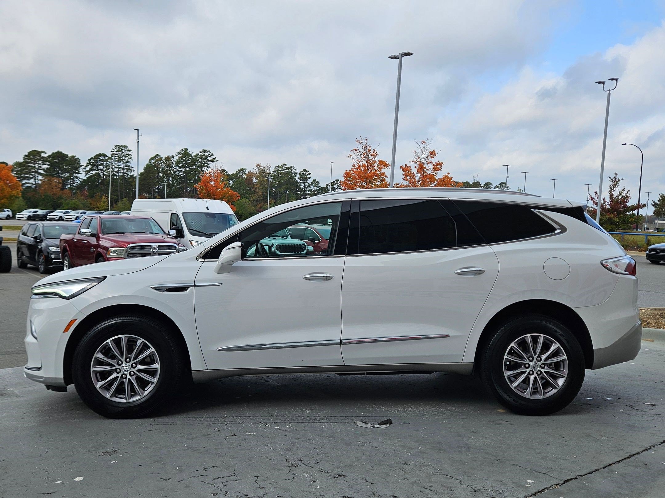 Used 2024 Buick Enclave Premium image 4