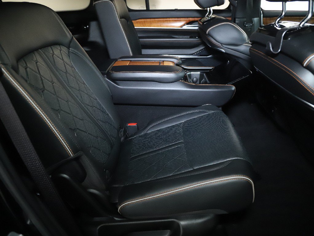 Used 2022 Jeep Grand Wagoneer Series III AWD/4WD image 36