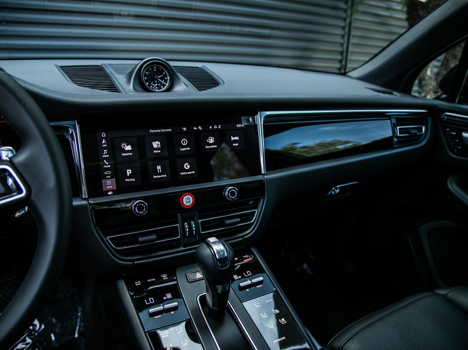 Certified 2026 Porsche Macan AWD/4WD image 17