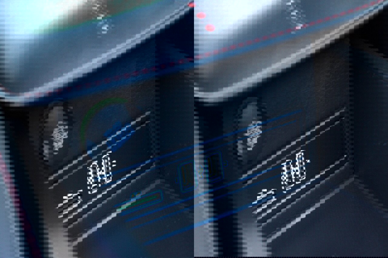 Used 2018 Aston Martin DB11 Coupe image 31