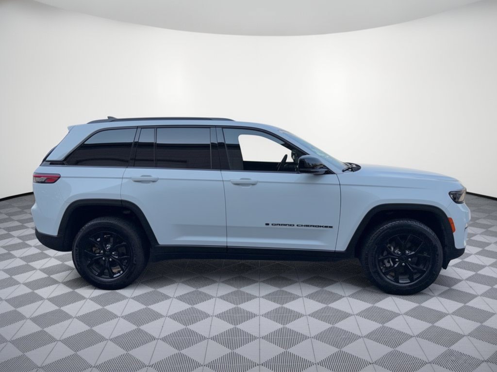 Used 2024 Jeep Grand Cherokee Altitude AWD/4WD image 8