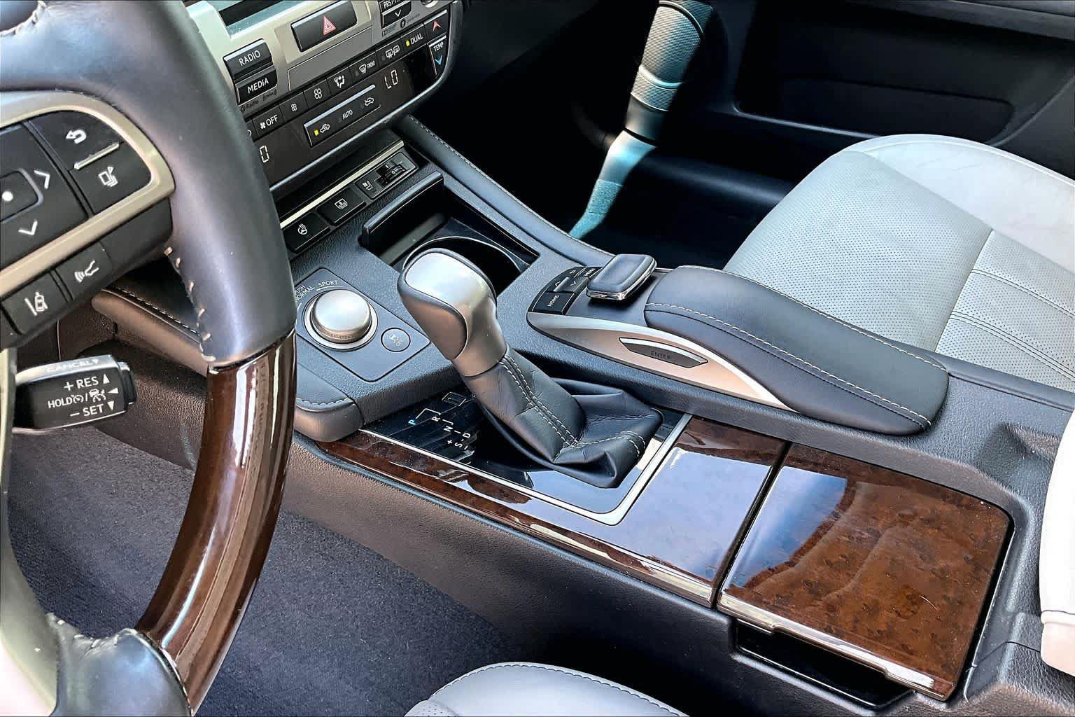 Used 2018 Lexus ES 350 w/ Luxury Package w/Wood Trim FWD image 16