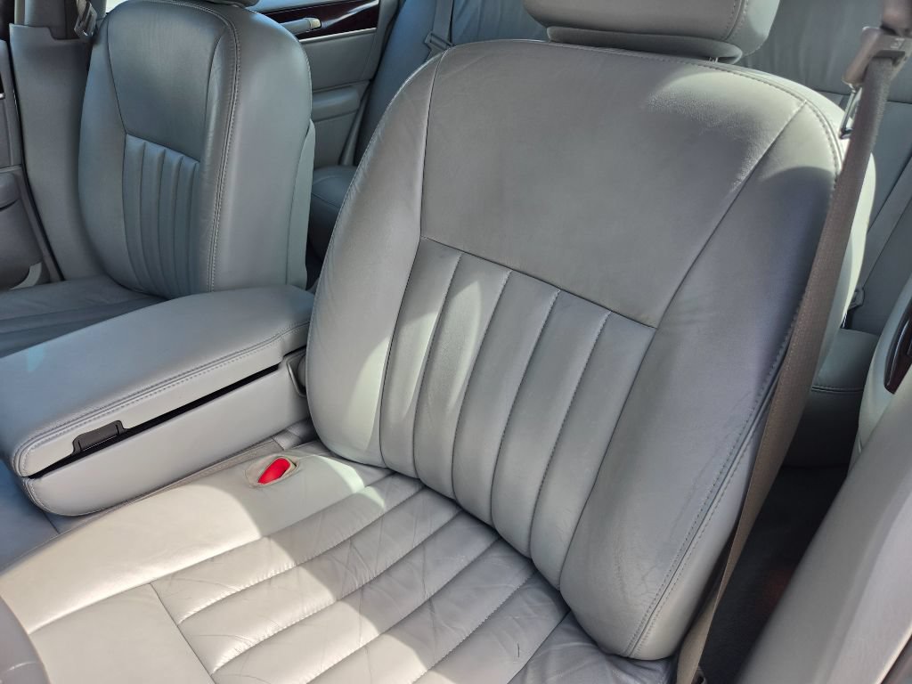 Used 2005 Lincoln Town Car Signature RWD image 18