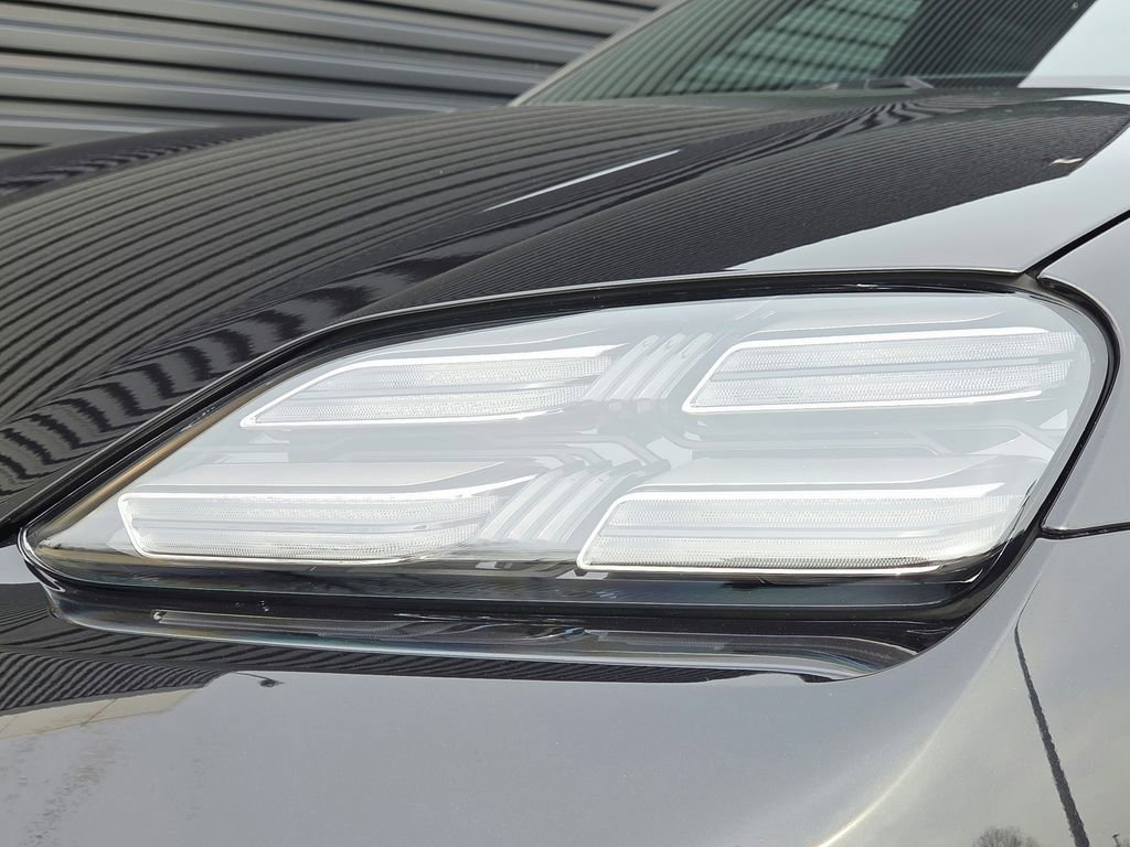 Certified 2025 Porsche Macan 4S Electric image 25