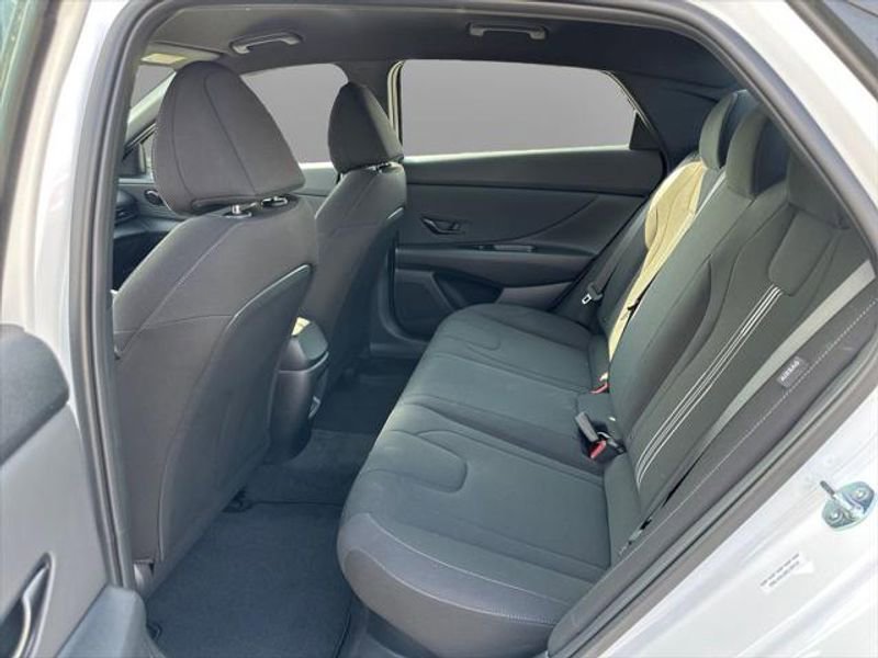 New 2025 Hyundai Elantra SEL image 14