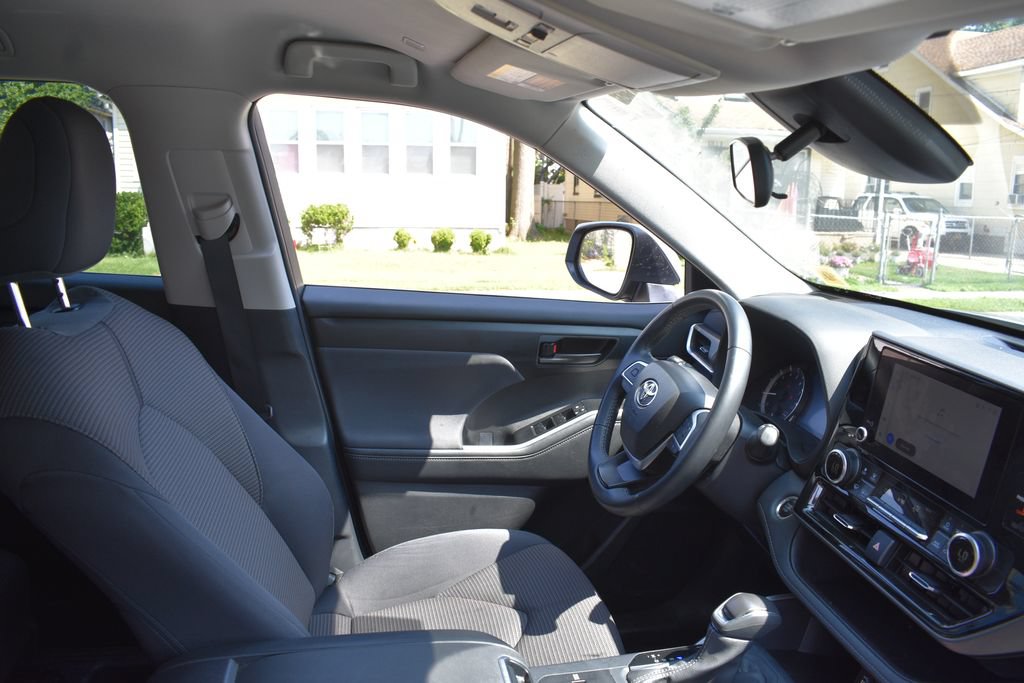 Used 2025 Toyota Highlander LE FWD image 20