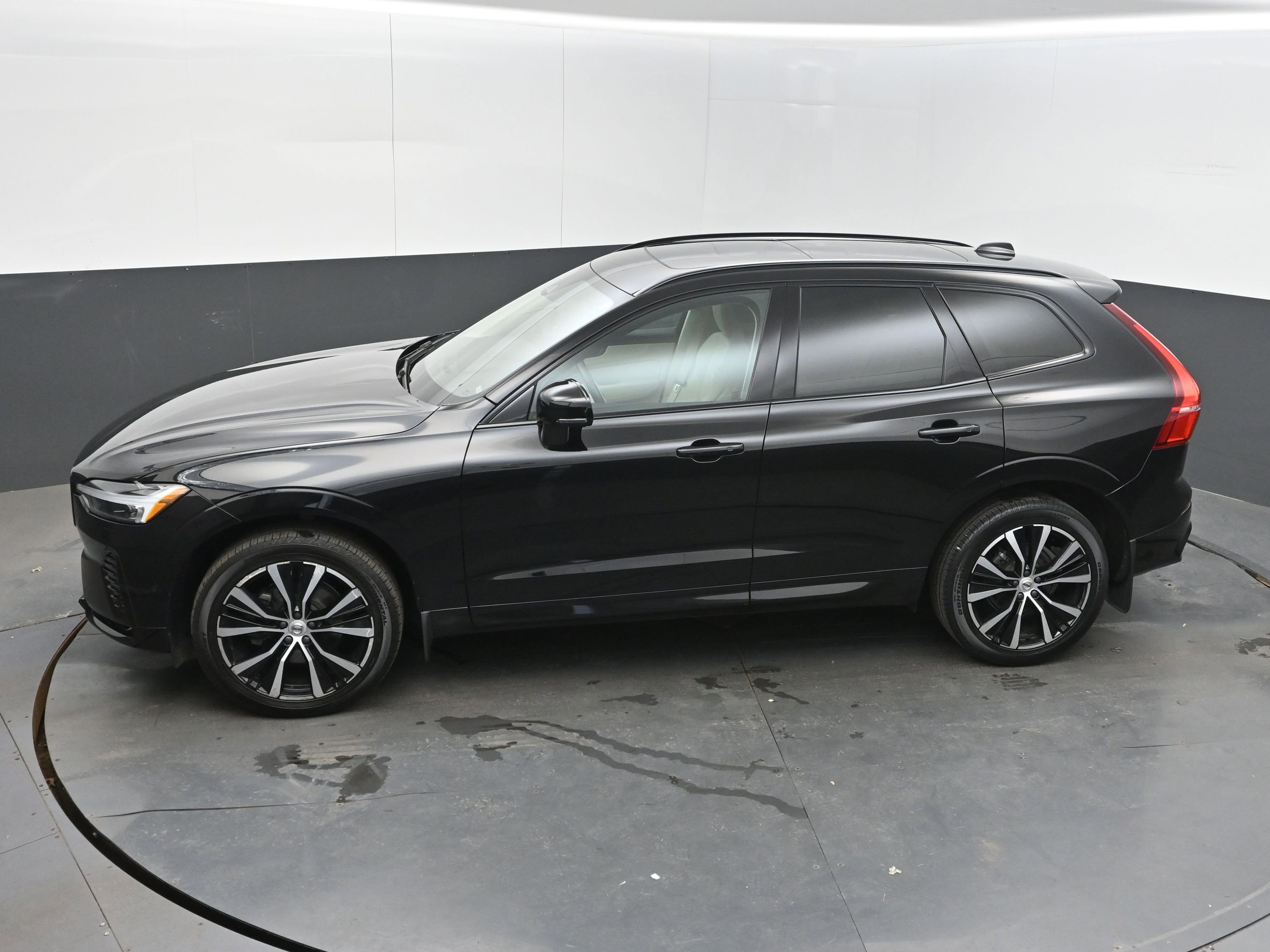 Used 2023 Volvo XC60 B5 Plus w/ Climate Package image 32