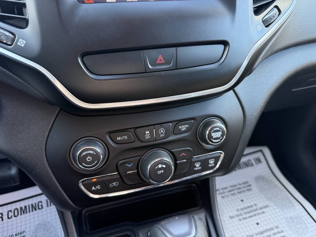 Used 2019 Jeep Cherokee Latitude w/ Popular Appearance Group FWD image 28