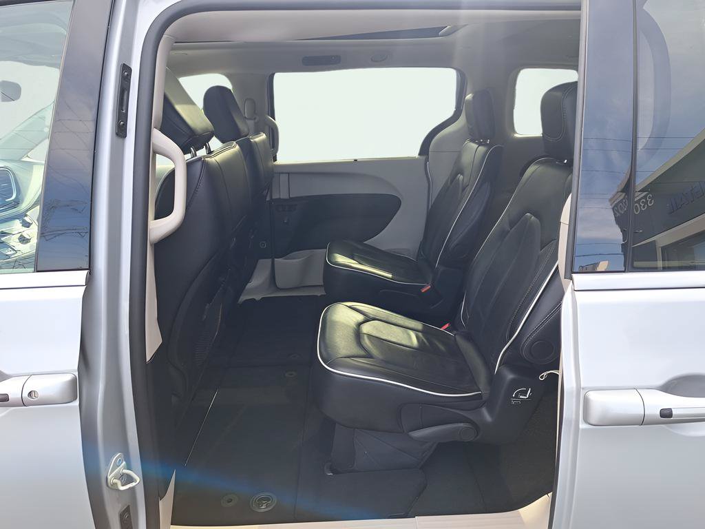 Used 2024 Chrysler Pacifica Limited FWD image 12