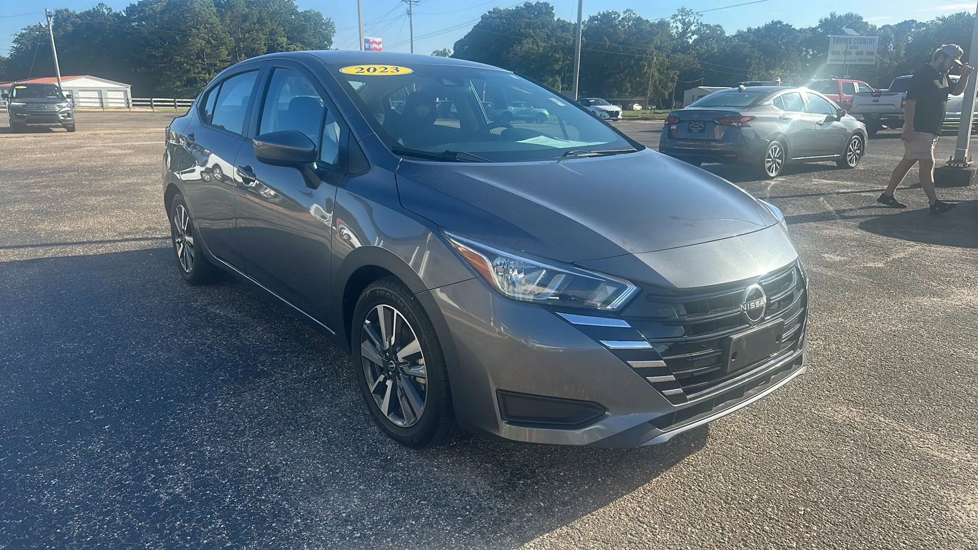 Used 2023 Nissan Versa SV image 3
