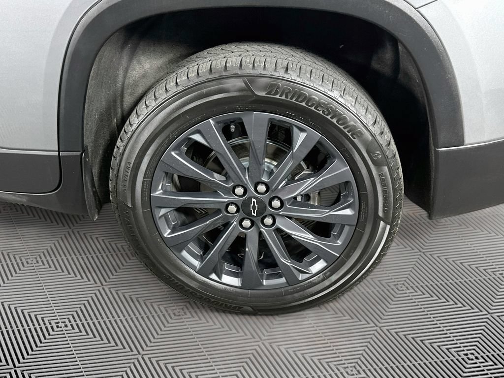 Used 2023 Chevrolet Traverse RS FWD image 40