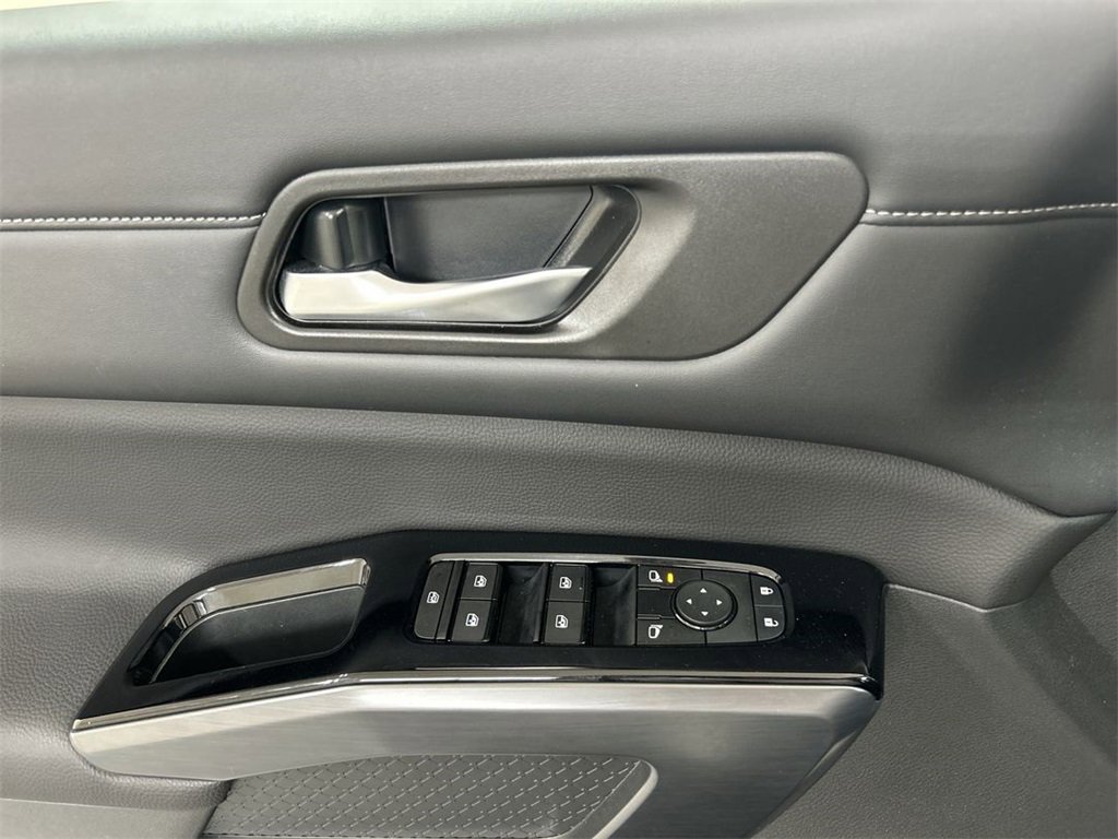 Used 2024 Nissan Pathfinder SL w/ SL Premium Package image 11